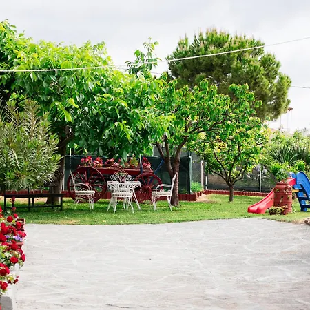 Сasa de vacaciones Zeusplace Red Roses Traditional House